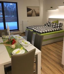 sala de estar con mesa y cama en Apartmán Monika, en Lipno nad Vltavou