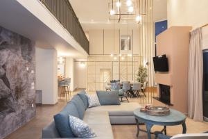 una sala de estar con un sofá y una mesa en Niki's Villa - Luxury Seaview Villa!, en Zakynthos