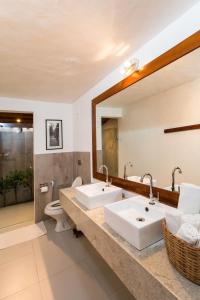 - Baño con 2 lavabos y aseo en Hotel Pousada Coqueiros, en Arraial d'Ajuda