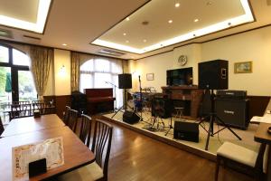 a living room with a stage and a table and chairs at Reposer makino in Takashima