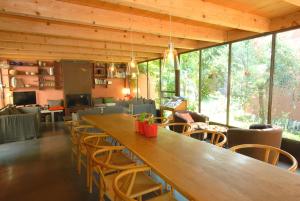 un comedor con una gran mesa de madera y sillas en Les Pierres Sauvages, en Besse-sur-Issole