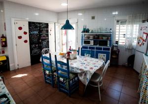 Kuchyň nebo kuchyňský kout v ubytování La Flamenka Hostel