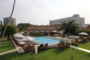 Bazén v ubytování Hôtel Elaïs nebo v jeho okolí