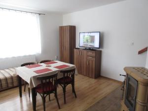TV a/nebo společenská místnost v ubytování Apartmany Jaruska