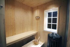 Zimmer mit Sauna und Fenster in der Unterkunft Jarvso House. Ski In / Ski Out. in Järvsö