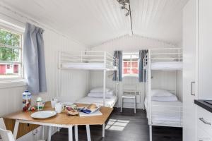 Postel nebo postele na pokoji v ubytování First Camp Skutberget-Karlstad