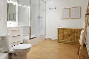 ein weißes Badezimmer mit Dusche und Toilette in der Unterkunft Udare - Basque Stay in San Sebastián + 34 Fotos