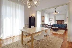ein Esstisch und Stühle in einem Wohnzimmer in der Unterkunft Udare - Basque Stay in San Sebastián