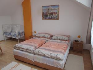 1 dormitorio con 1 cama y 1 cuna en Apartmany Jaruska en Nová Lesná