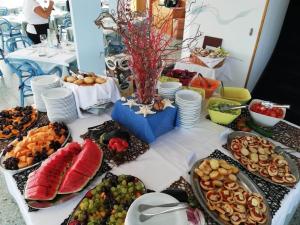een tafel met veel eten erop bij Hotel Playa Blanca in Duna Verde