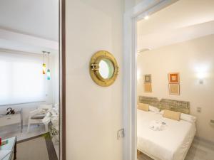 um quarto com uma cama e um espelho em BetiJai - Basque Stay em San Sebastián