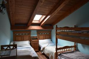 a bedroom with two bunk beds and a window at La Portada Del Medievo II - Apartamentos in Javierregay