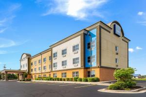 un gran edificio en un estacionamiento en Clarion Pointe Madison-Huntsville, en Madison