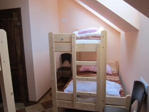 Poschodová posteľ alebo postele v izbe v ubytovaní Szkolne Schronisko Młodzieżowe PLUM
