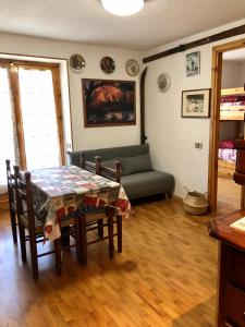 a living room with a table and a couch at APPARTAMENTO MONTAGNA SAUZE D OULX in Sauze dʼOulx