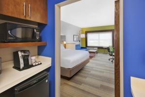 Säng eller sängar i ett rum på Holiday Inn Express and Suites South Hill, an IHG Hotel