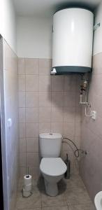 La petite salle de bains est pourvue de toilettes et d'un lavabo. dans l'établissement Autocamp Slunce Žandov, à Žandov