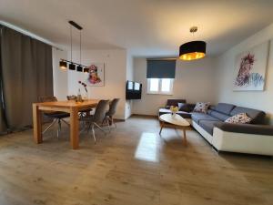 a living room with a couch and a table at L & L Apartmani in Bol