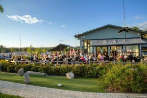 une foule de personnes assises devant un bâtiment dans l'établissement First Camp Skutberget-Karlstad, à Karlstad