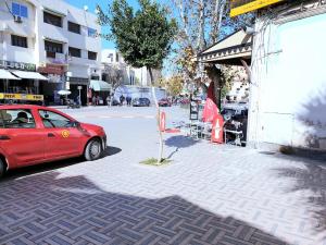 非斯的住宿－Riad Dar Senhaji，停在街道边的红色汽车