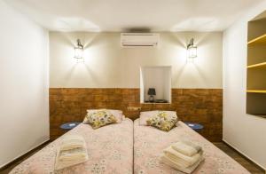 um quarto com uma cama com duas almofadas em La posada del Cani em Cómpeta