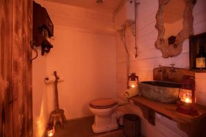 un bagno con lavandino, WC e vasca di Thistle Thatch Cottage and Hot Tub - Mourne Mountains a Newcastle