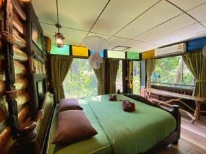 Postel nebo postele na pokoji v ubytování Khao Sok Tree House Resort