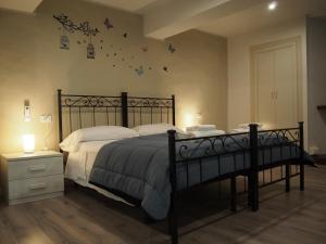 Un dormitorio con una cama negra con mariposas en la pared en Hotel Santa Croce, en Florencia