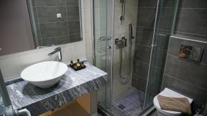 Koupelna v ubytování Agnes Deluxe Hotel + 26 fotografií