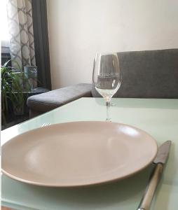 ヴィエンヌにあるStudio Cosy Hotel de Villeの皿とワイングラス