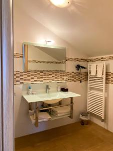 y baño con lavabo y espejo. en La Dolce Sosta en Campagnano di Roma