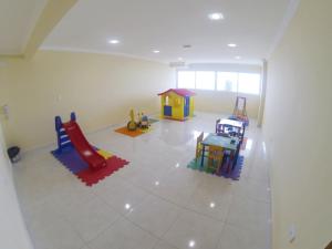 O clube infantil de Apartamentos Residencial Lara - FRENTE AO MAR - WIFI - CHURRASQUEIRA NA VARANDA