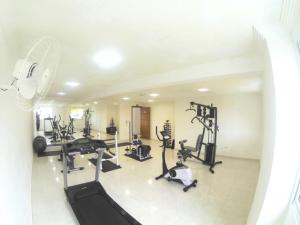 O centro de fitness e/ou as comodidades de fitness de Apartamentos Residencial Lara - FRENTE AO MAR - WIFI - CHURRASQUEIRA NA VARANDA