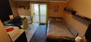 a small room with a bed and a couch at Apartament Słoneczna in Radzyń