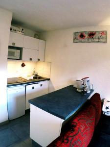 a kitchen with a black counter top in a room at Studio plein sud, Wifi, Parking in Thollon