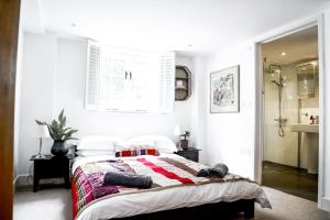 Postel nebo postele na pokoji v ubytování Chichester Cottage