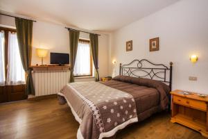 Postel nebo postele na pokoji v ubytování Hotel Chalet Joli