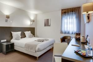 מיטה או מיטות בחדר ב-All Suites Appart Hôtel Aéroport Paris Orly – Rungis