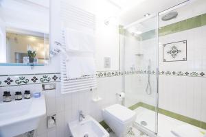 uma casa de banho com um WC, um lavatório e um chuveiro em DieciSedici em Amalfi