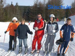 un grupo de personas esquiando en la nieve en Typ Dachsbau en Schmallenberg