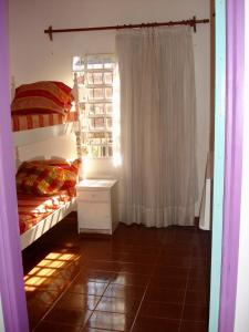 Poschodová posteľ alebo postele v izbe v ubytovaní HERMOSO DEPARTAMENTO EN CENTRO DE ENCARNACION