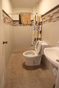 łazienka z toaletą i umywalką w obiekcie Monte casa de Rico w mieście Vigan