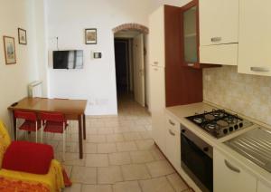 A kitchen or kitchenette at Residence Hotel Vittoria