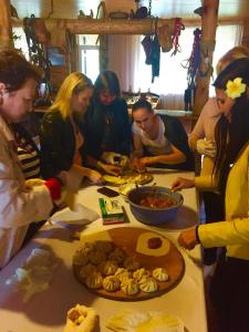 un grupo de personas de pie alrededor de una mesa con comida en Zedazeni Hotel, en Mtskheta