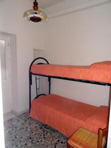 ポンツァにあるChiaia Apartmentsのランプ付きのドミトリールームの二段ベッド2台