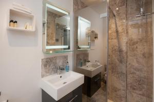 a bathroom with a sink and a shower at The Old House Guest House in Salisbury +31 photos
