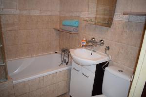 a bathroom with a sink and a tub and a toilet at Apartament M-3 in Częstochowa