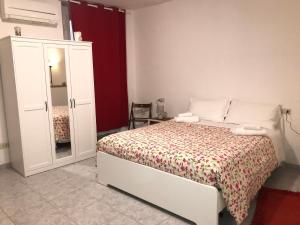 um quarto com uma cama, um armário e um espelho em Appartamento a due passi dal Duomo em Florença