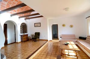 een woonkamer met een bank en een tafel bij VALL GRAN 2 in L'Estartit +10 foto's