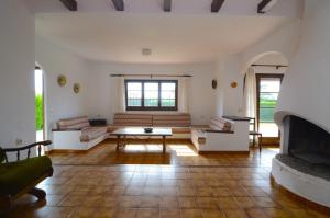 een woonkamer met een bank en een tafel bij VALL GRAN 2 in L'Estartit